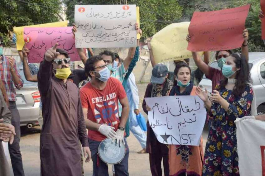 لاہور: طالبہ و طالبات اپنے مطالبات کے حق میں احتجاج کررہے ..