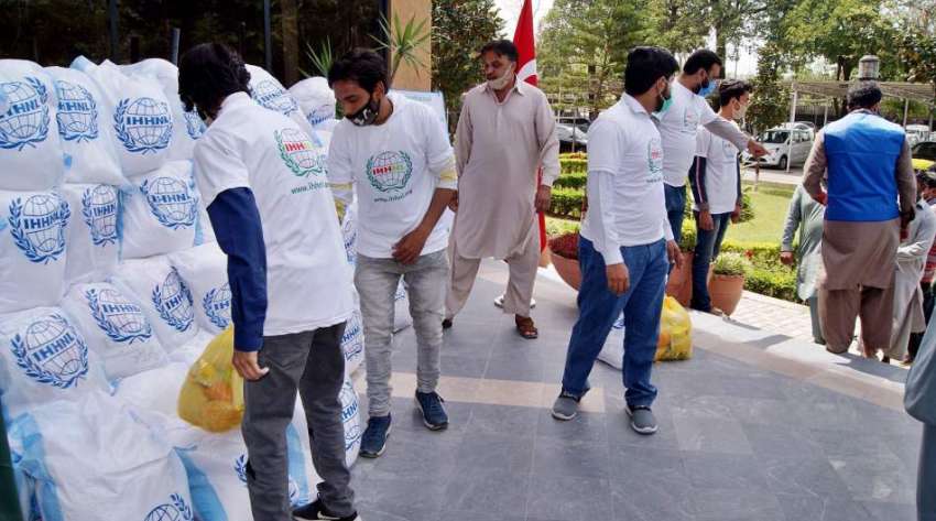 راولپنڈی، امدادی کارکن ترک عوام کی جانب سے مستحق افراد میں ..