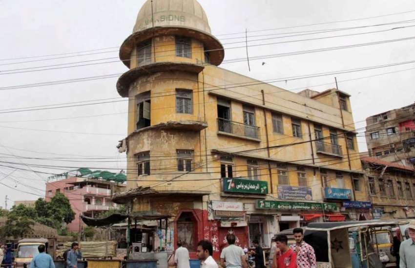 کراچی: ٹاور کے علاقے میں مخدوش بلڈنگ کے نیچے قائم دکانیں ..