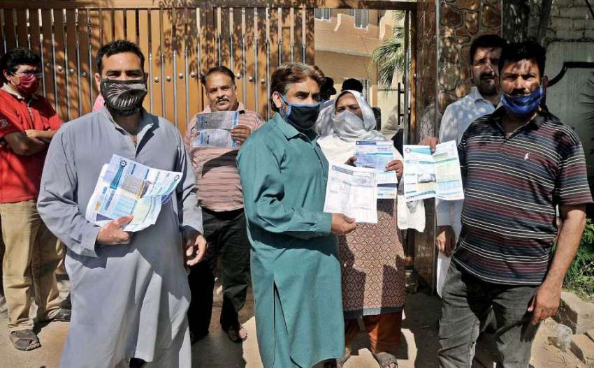 راولپنڈی:محکمہ سوئی گیس چاندنی چوک دفتر کے باہر شہری گیس
کے ..