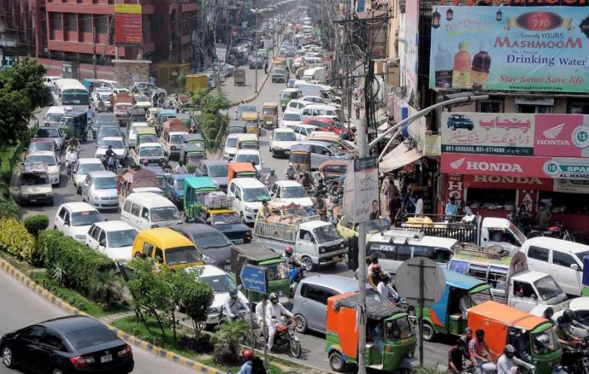 راولپنڈی: لیاقت باغ چوک میں ٹریفک جام کا منظر۔