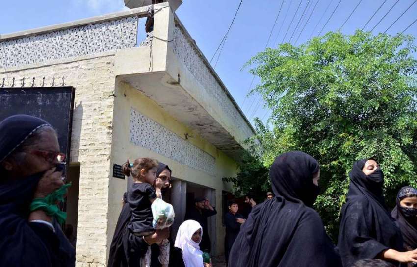 اٹک : نویں محرم الحرام کے جلوس کے موقع شین باغ گاوں میں خواتین ..