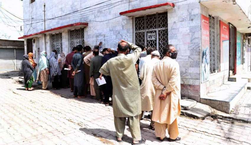 راولپنڈی: پیر واہدی کے علاقے میں پوسٹ آفس کے باہر قطار میں ..