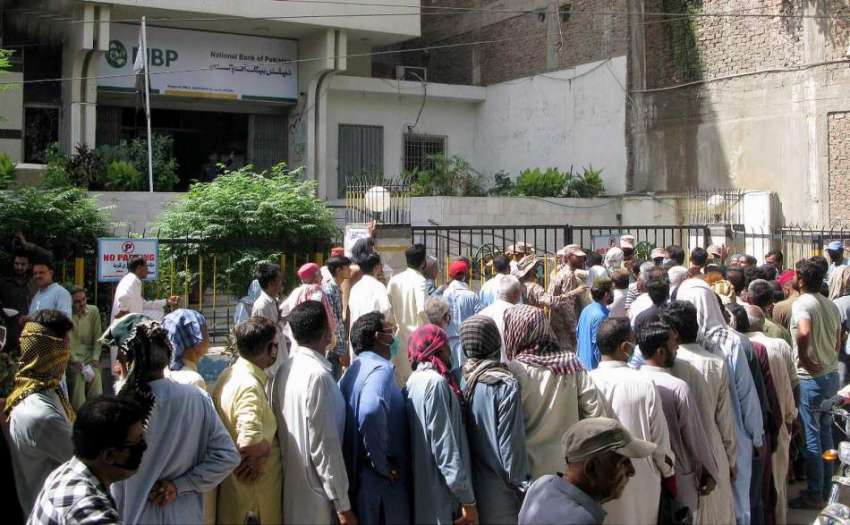 حیدرآباد: نیشنل بینک کے باہر پینشن لینے کے لیے لوگ بڑی تعداد ..