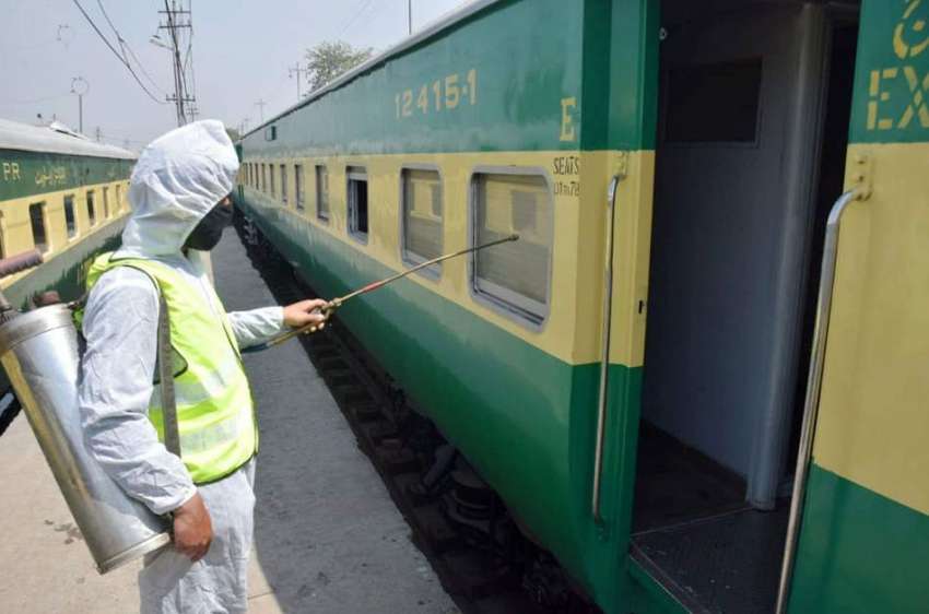 لاہور : ریلوے اسٹیشن پر کھڑی ٹرین پر جراثیم کش سپرے کیا جارہا ..
