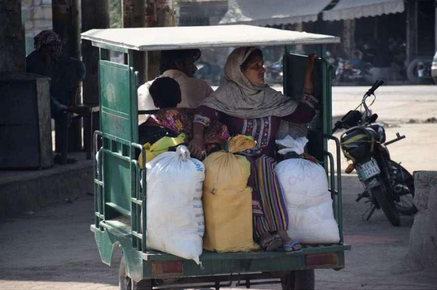 لاہور: ایک مسافر خاتون دوسرے شہر جانے کیلئے چنگ چی رکشے میں ..