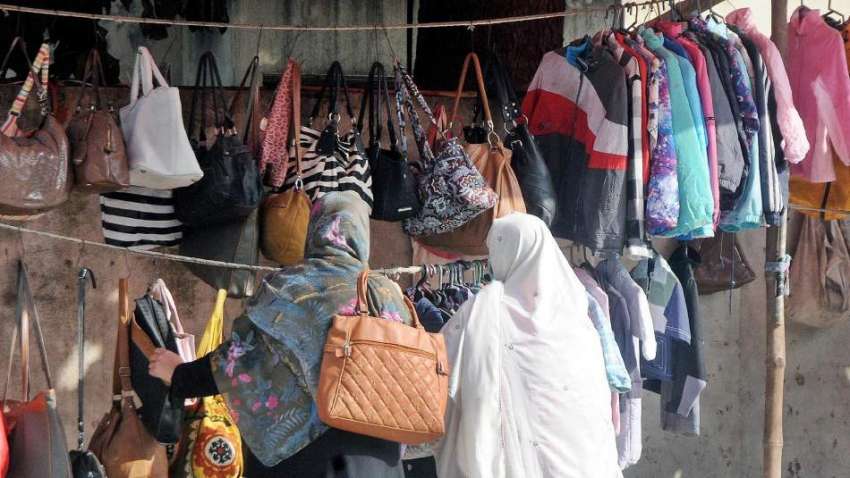 راولپنڈی، ہفتہ وار بازار سے خواتین ہینڈ بیگ خرید رہی ہیں۔
