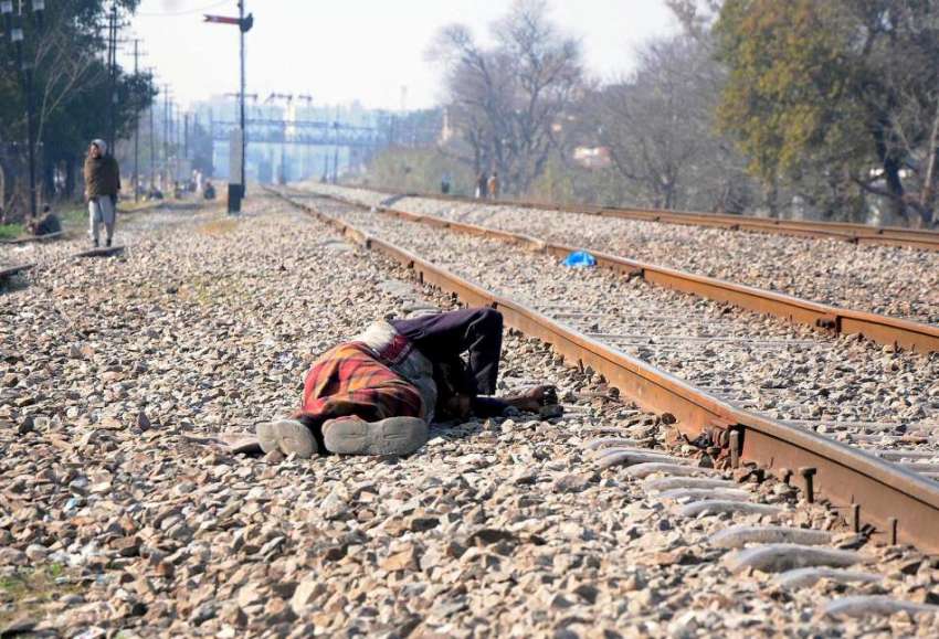 راولپنڈی: ایک محبوط الحواس شخص ریلوے ٹریک کے قریب سویا ہوا ..