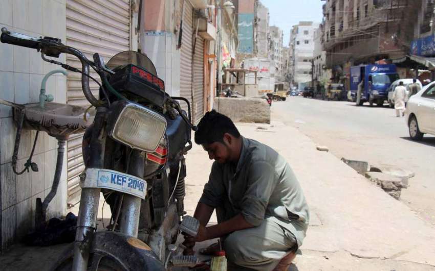 کراچی: لاک ڈوان کے باعث ٹاور مارکیٹ بند ہے جبکہ ایک موٹر ..