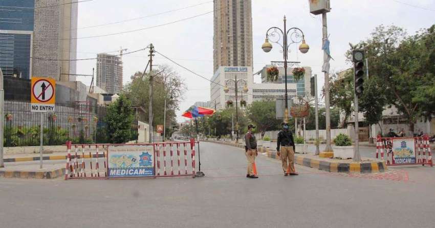 کراچی لاک ڈوان پرعمل درآمد کرانے کے لیے پولیس اہلکار وزیراعلی ..