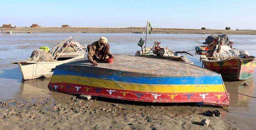 سکھر: زیرو پوائنٹ کے قریب دریائے سندھ کے کنارے ایک ماہی گیر ..