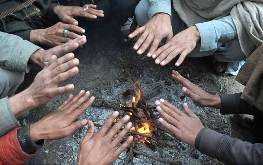 اسلام آباد: ٹھنڈا موسم میں گرم رہنے کے لئے مزدور لکڑی کی ..