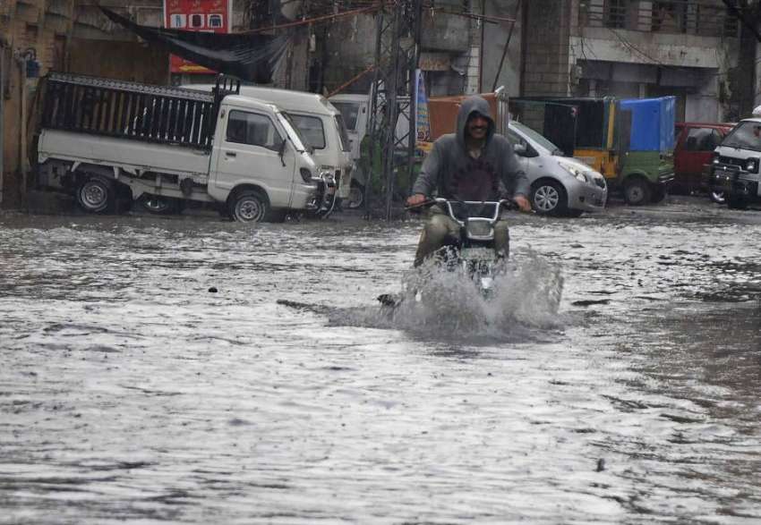 راولپنڈی: موسلا دار بارش کے بعد امام باڑہ چوک میں سڑک تالاب ..