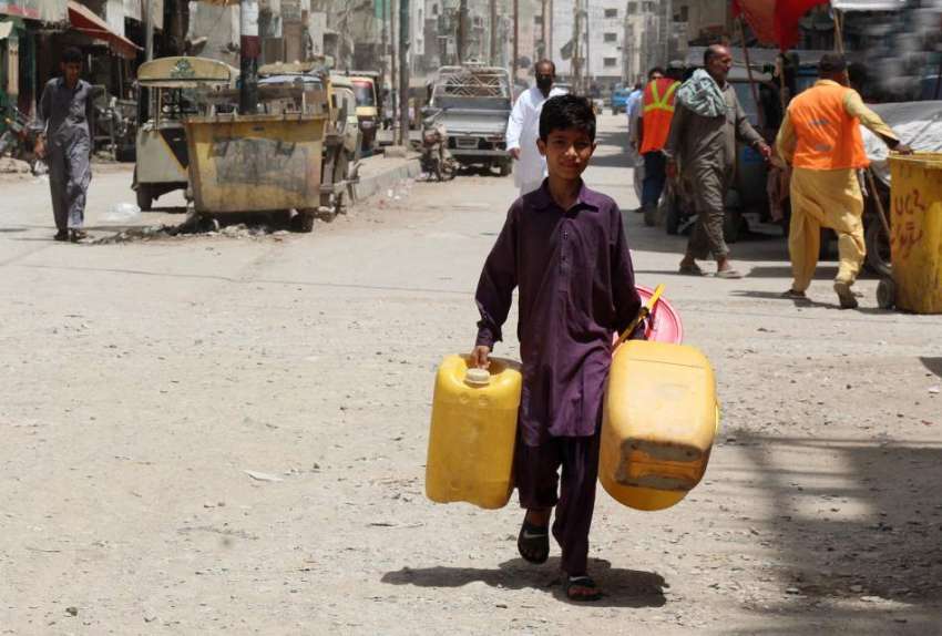 کراچی : لیاری نازی چوک میں پانی کی قلت کے باعث بچہ پانی کے ..