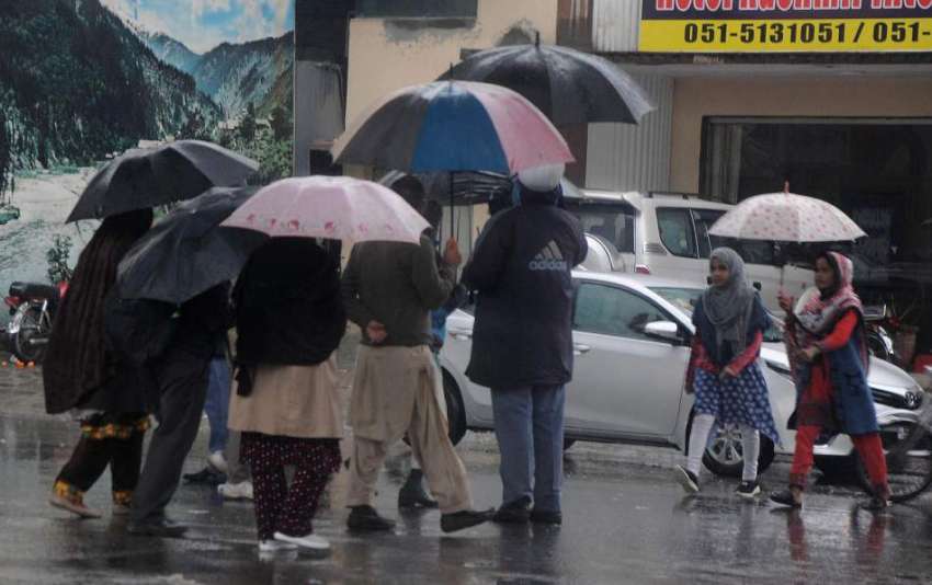 راولپنڈی:شہری بارش سے بچنے کیلئے چھتری تا نے اپنی منزل کی ..