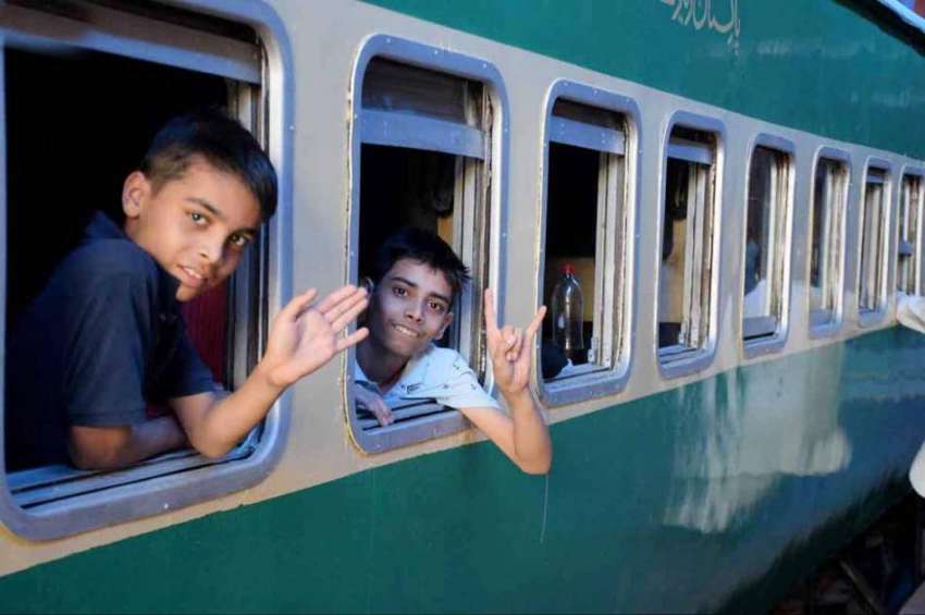 لاہور:ٹرین آپریشن بحال ہونے پربچے خوشی کا اظہار کر رہے ہیں۔
