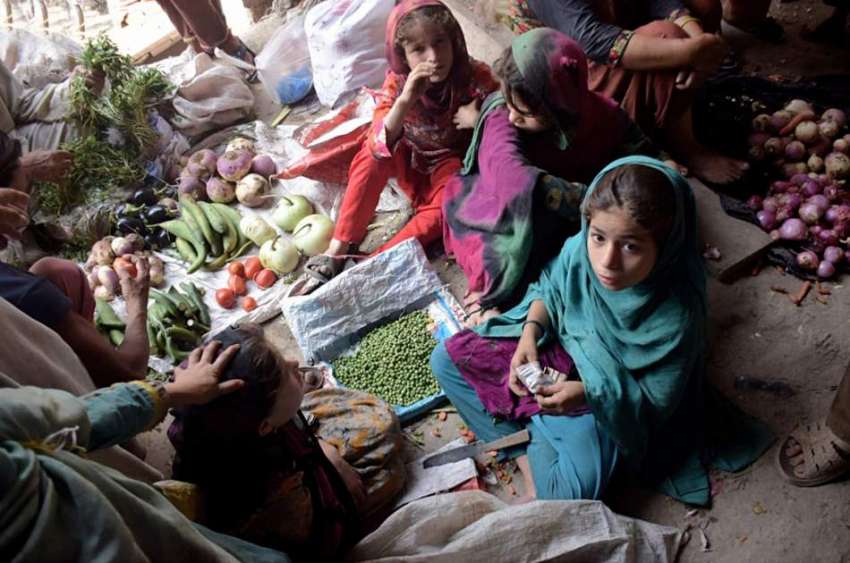 لاہور: منڈی میں بچیاں سبزیاں فروخت کرنے کیلیے بیٹھی ہیں۔ ..