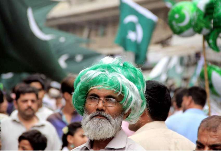 کراچی: پیپر مارکیٹ میں ایک معمر شہری نے جشن آزادی کے حوالے ..