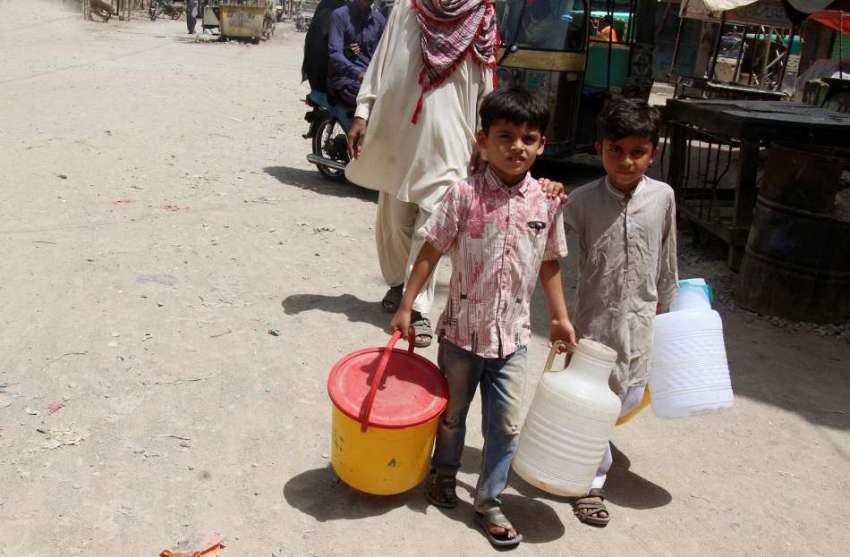 کراچی : لیاری نازی چوک میں پانی کی قلت کے باعث بچے پانی کے ..