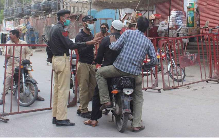 حیدرآباد: لاک ڈاؤن کے دوران پولیس موٹر سائیکل سواروں کو ..