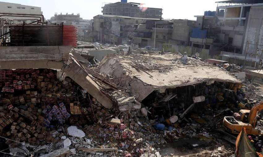 کراچی، نیو کراچی میں دھماکے کے نتیجے میں تباہ حال فیکٹری ..