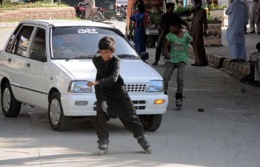 راولپنڈی : مریڑ چوک کے قریب بچہ خطرناک انداز میں سکیٹنگ کررہا ..