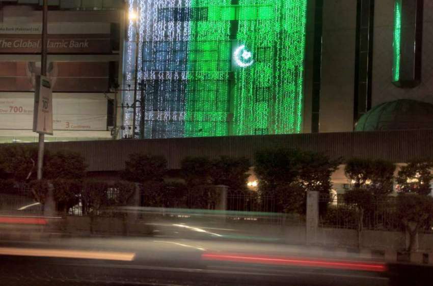 کراچی : جشن آزادی کے سلسلہ میں شارع فیصل پر واقع ایک عمارت ..