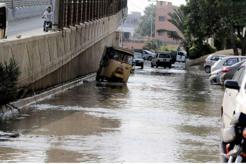 کراچی : شہرقائد میں بارش کے بعد سڑک پر جمع ہونیوالے پانی ..