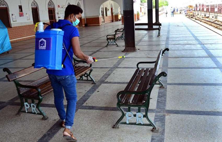 حیدرآباد: ریلوے اسٹیشن پر کورونا وائرس کے خلاف احتیاطی تدابیر ..