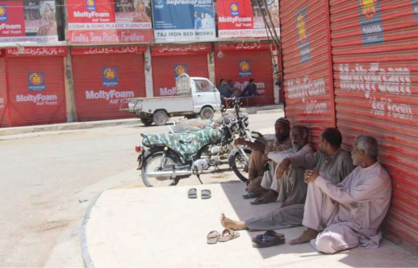 کراچی: لاک ژوان کے باعث فرنیچر مارکیٹ کے باہر دیہاڑی دار ..