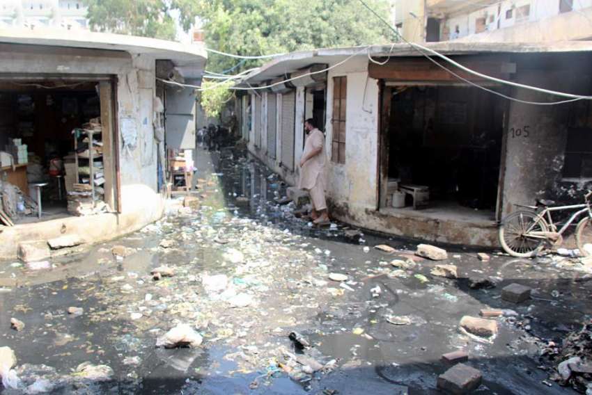 کراچی : فیرئیر مارکیٹ میں سیوریج کا پانی جمع ہے جس کے باعث ..