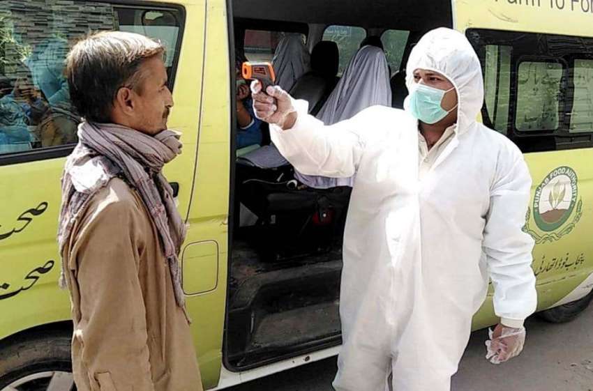 ملتان: پنجاب فوڈ اتھارٹی کا ایک کارکن کورنا وائرس کی روک ..
