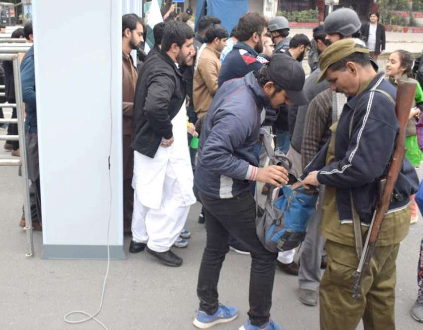 لاہور: پولیس اہلکار پاکستان اور بنگلہ دیش کے درمیان دوسرا ..