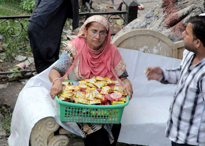 لاہور: ایک خاتون کھانے پینے کی اشیاء فروخت کر رہی ہے۔ 