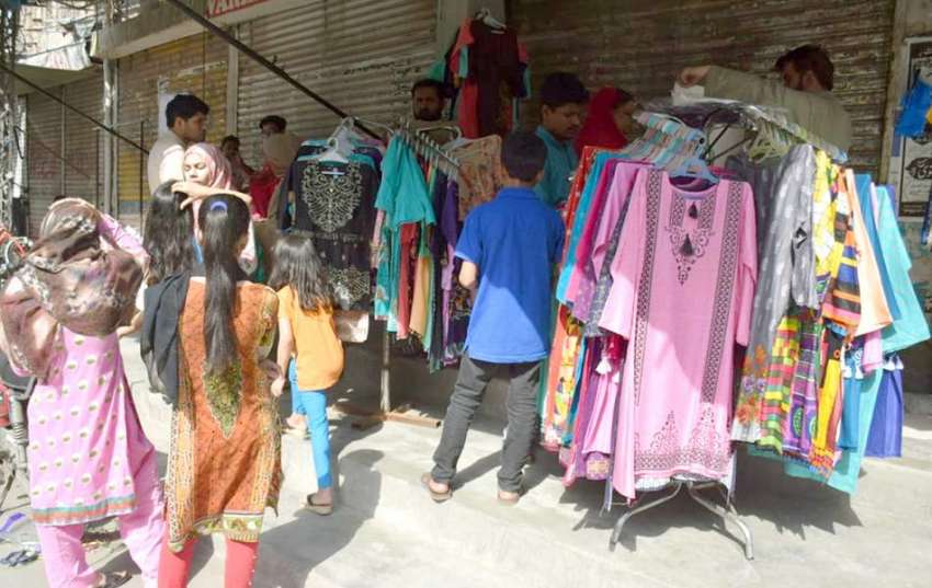 لاہور:شہری اسلام پورہ میں بند دکانوں کے سامنے لگائے گئے ..