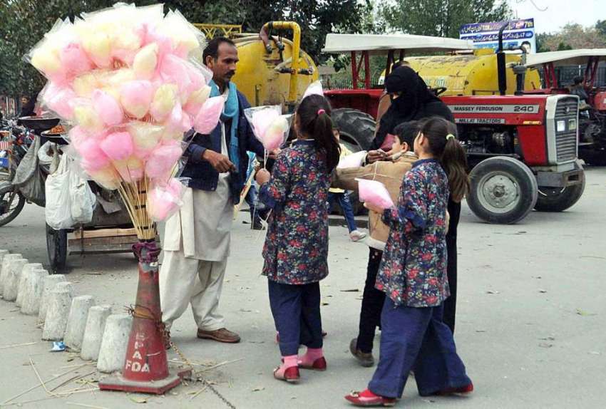 فیصل آباد: روزی کمانے کے لئے بچوں کولچھا بیچنے والا دکاندار