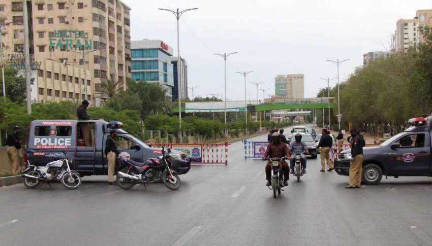 کراچی، لاک ڈائون میں سختی کے دوران شاہراہ فیصل پر پولیس ..