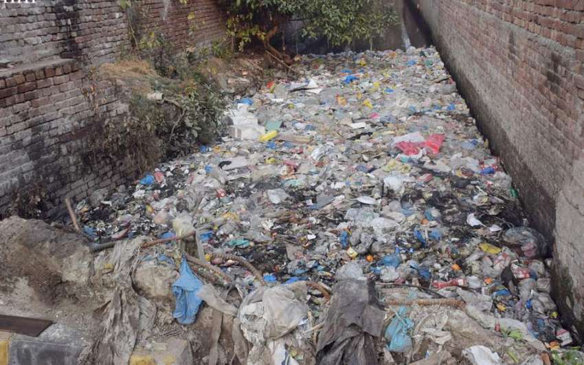 لاہور : مزنگ گندا نالے میں انتظامیہ کی غفلت کے باعث کچرے ..