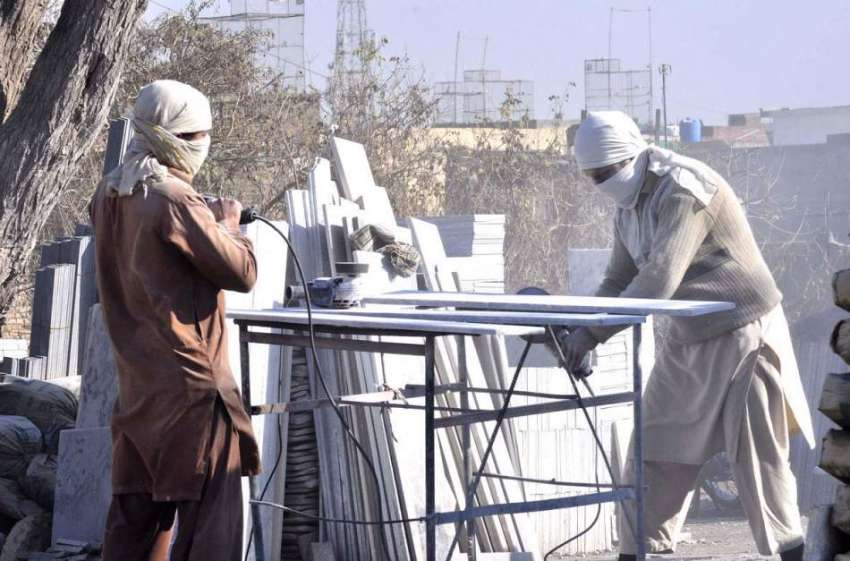 اسلام آباد: مزدور اپنے کام کی جگہ پر فروخت کے لئے ماربل کے ..