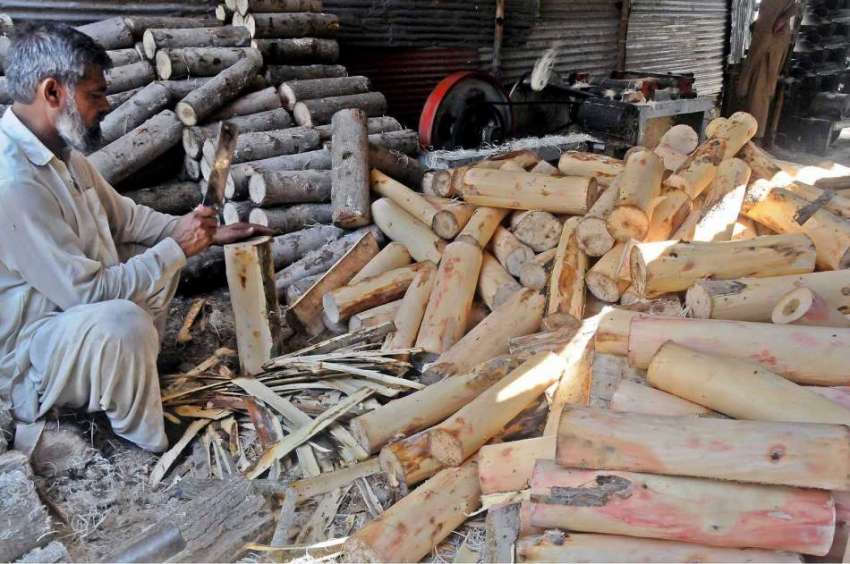 راولپنڈی: کاریگر روم کولر کی خسیں تیار کرنے کیلئے لکڑیاں ..