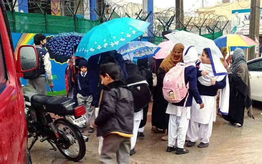 راولپنڈی: بارش سے بچانے کیلئے طلبا چھتریوں کی آڑ میں جاتے ..
