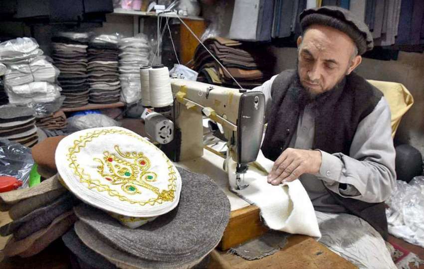 پشاور: جہانگیر پورہ کے علاقے میں چترالی روایتی ٹوپی تیار ..