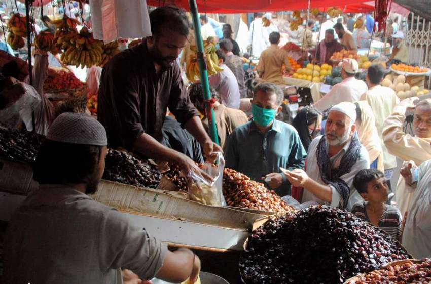 حیدرآباد: رمضان المبارک کے موقع پر لوگ کھجوریں خرید رہے ..
