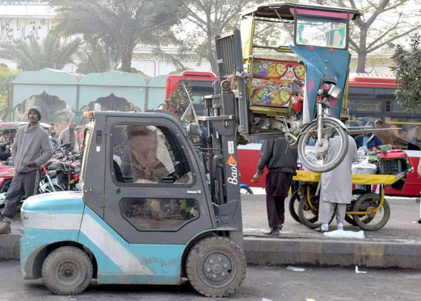 لاہور:ٹریفک وارڈن لفٹر کے ذریعے نوپارکنگ میں کھڑے رکشے کو ..