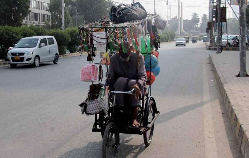 کراچی، ایک معذور شخص خاندان کی کفالت کیلئے اپنی مخصوص سائیکل ..