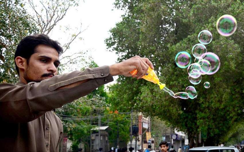 حیدرآباد: ایک محنت کش بچوں کو راغب کرنے کے لئے بلبلے بنا ..