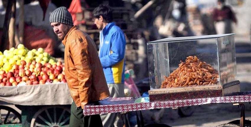 راولپنڈی: گاہکوں کو راغب کرنے کے لئے روایتی میٹھا کھانے ..