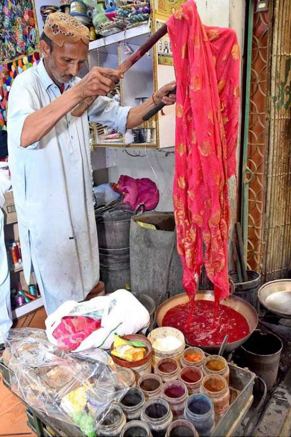 لاڑکانہ: ریشمگلی میں اپنے کارکن کپڑے کے ٹکڑے رنگتے ہوئے