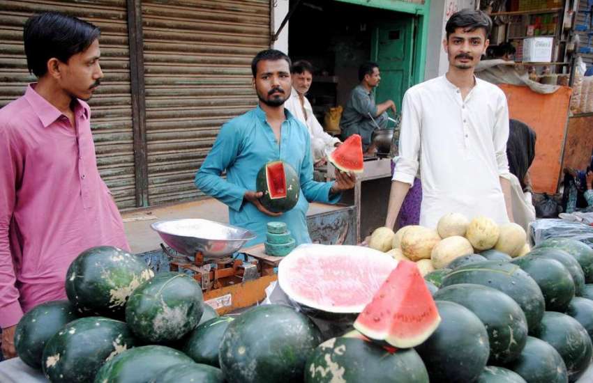 حیدرآباد: رمضان المبارک کے موقع پر تربوز فروش کٹ لگا کر گاہکوں ..