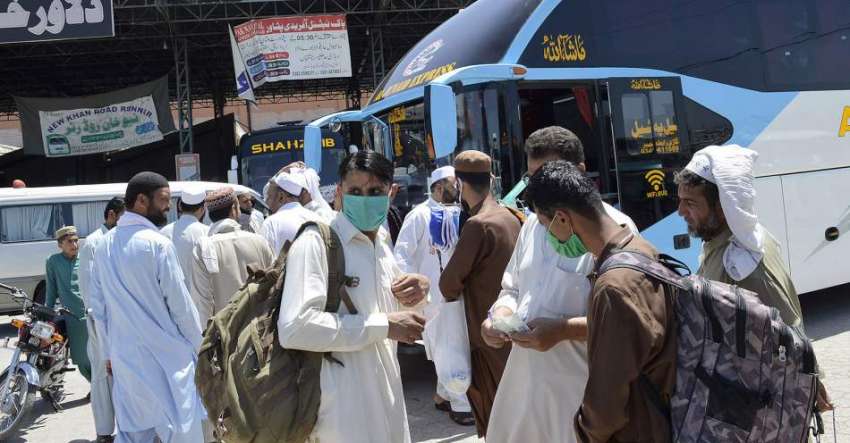 پشاور: ٹرانسپورٹ کھلنے پر مسافر بس ٹرمینل پر کھڑے ہیں۔